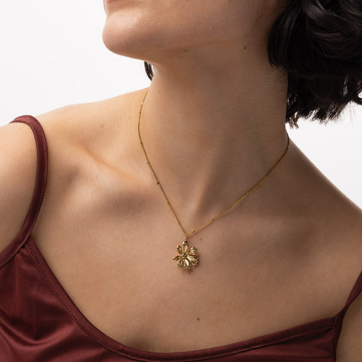 Winry - Collier pendentif fleur irrégulière en acier inoxydable