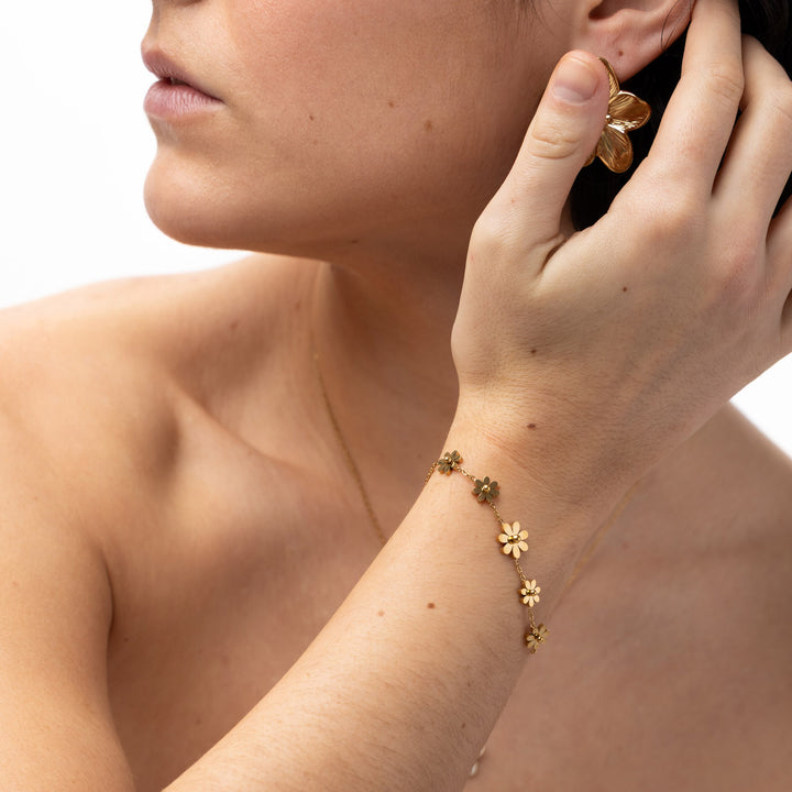 Maebry - Boucles d'oreilles clous florales statement en acier inoxydable doré