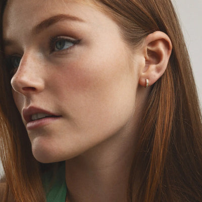 Emily - Boucles d'oreilles Huggie classiques en cristal