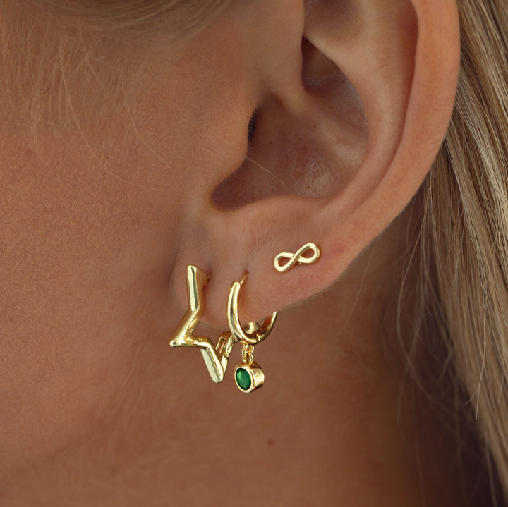 Noa - Petite boucle d'oreille à tige Infinity