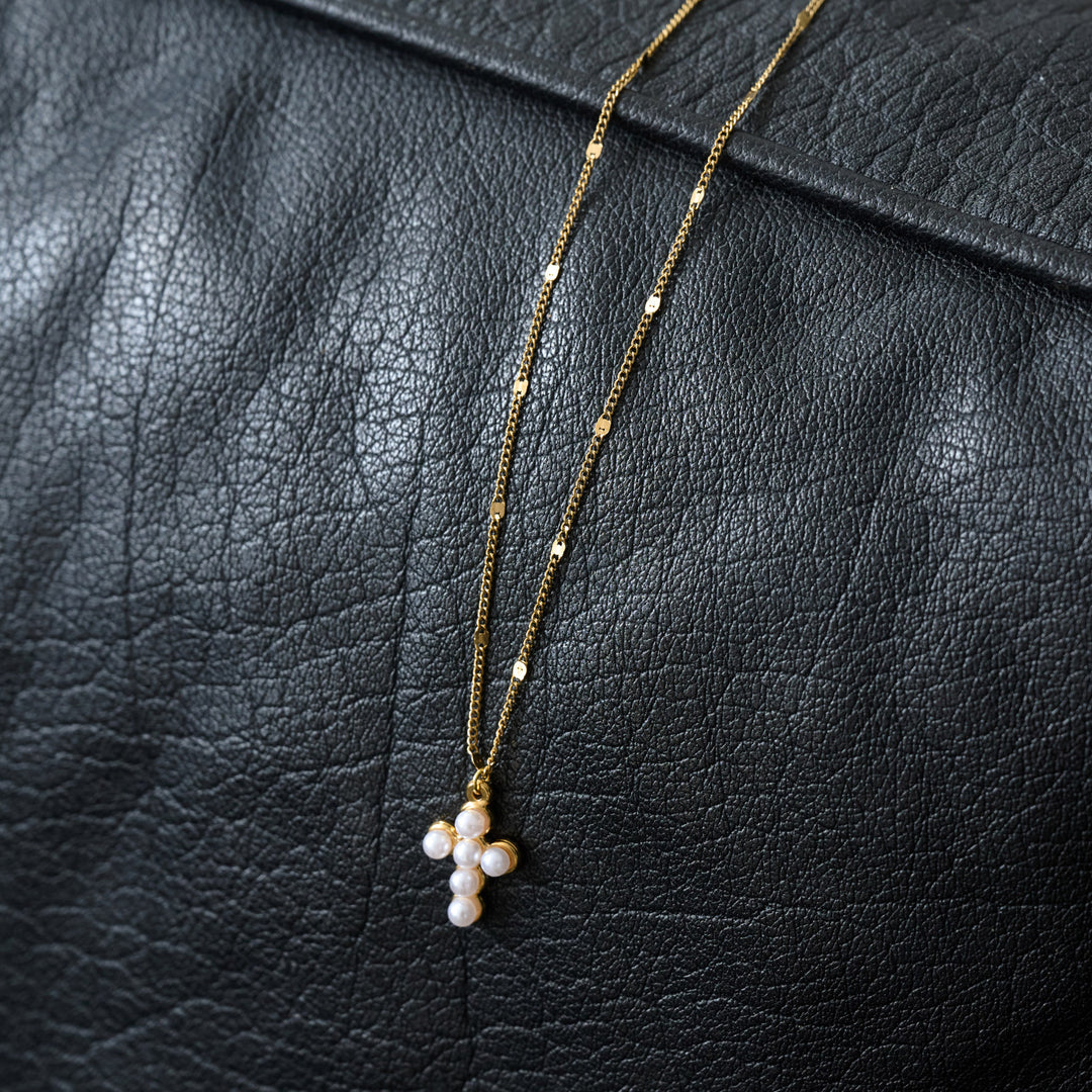Essie - Collier pendentif croix en perle suspendu Stai