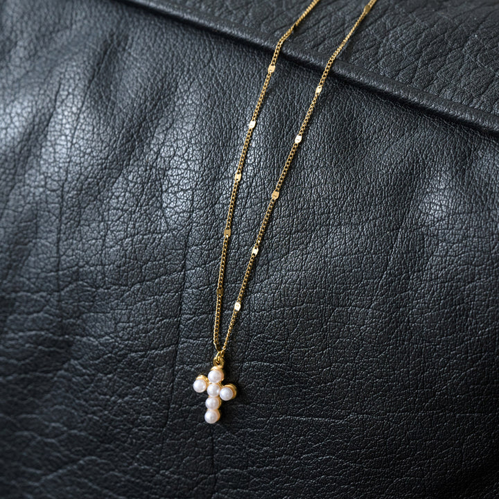 Essie - Collier pendentif croix en perle suspendu Stai