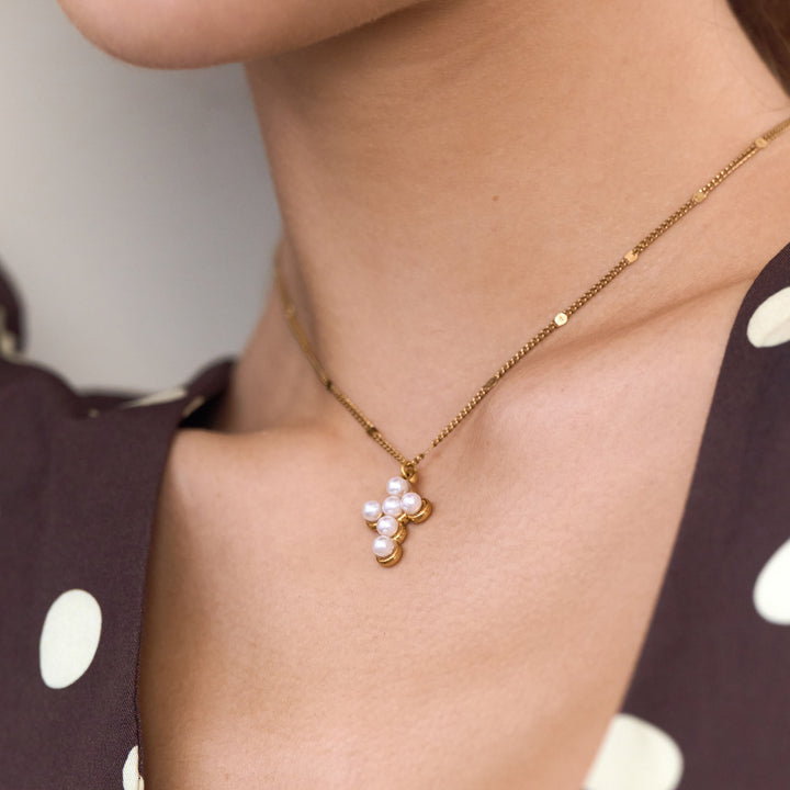 Essie - Collier pendentif croix en perle suspendu Stai