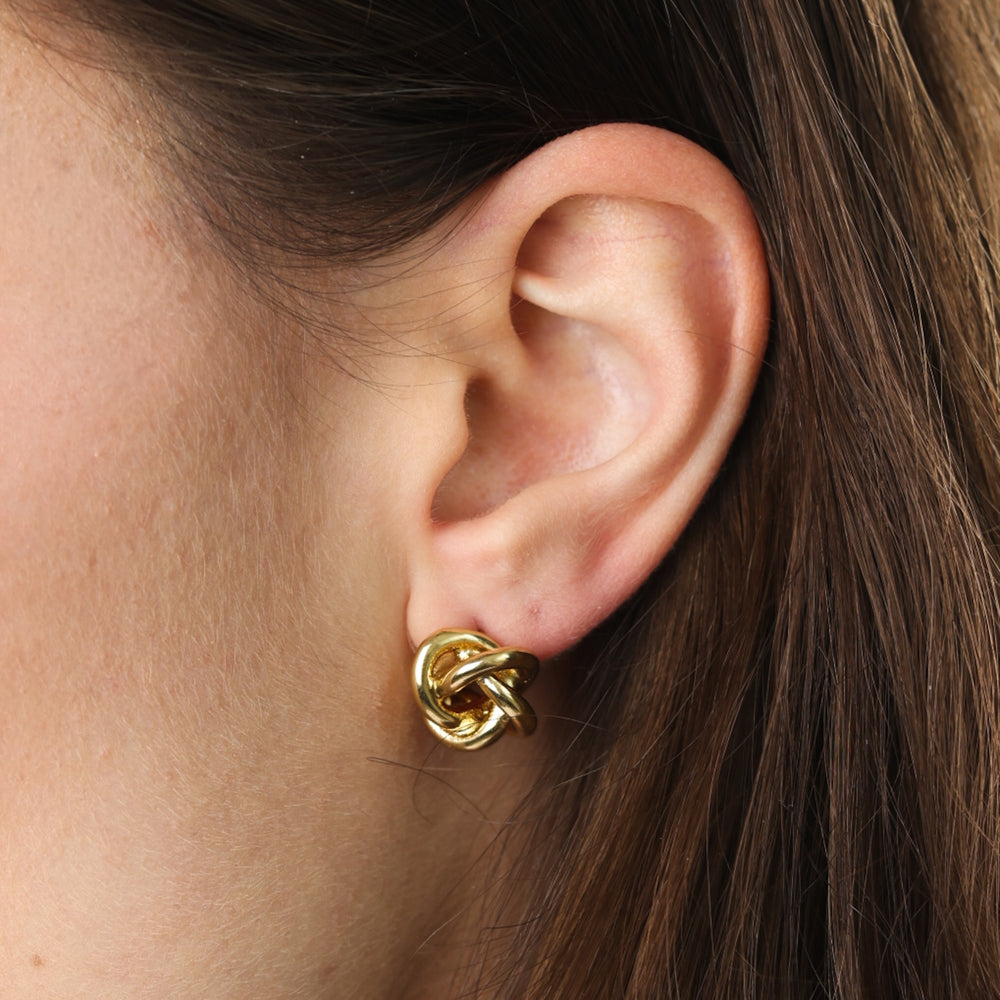 Karla – puces d'oreilles nœud en acier inoxydable, or | Timi of Sweden