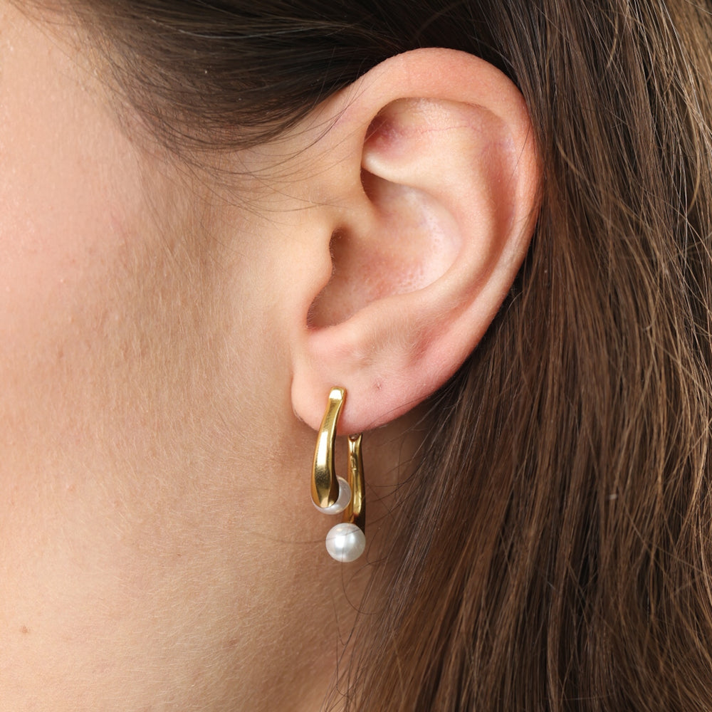 Abla – pearl stud earrings in stainless steel, gold | Timi of Sweden