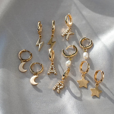 Petites boucles d'oreilles créoles avec perles