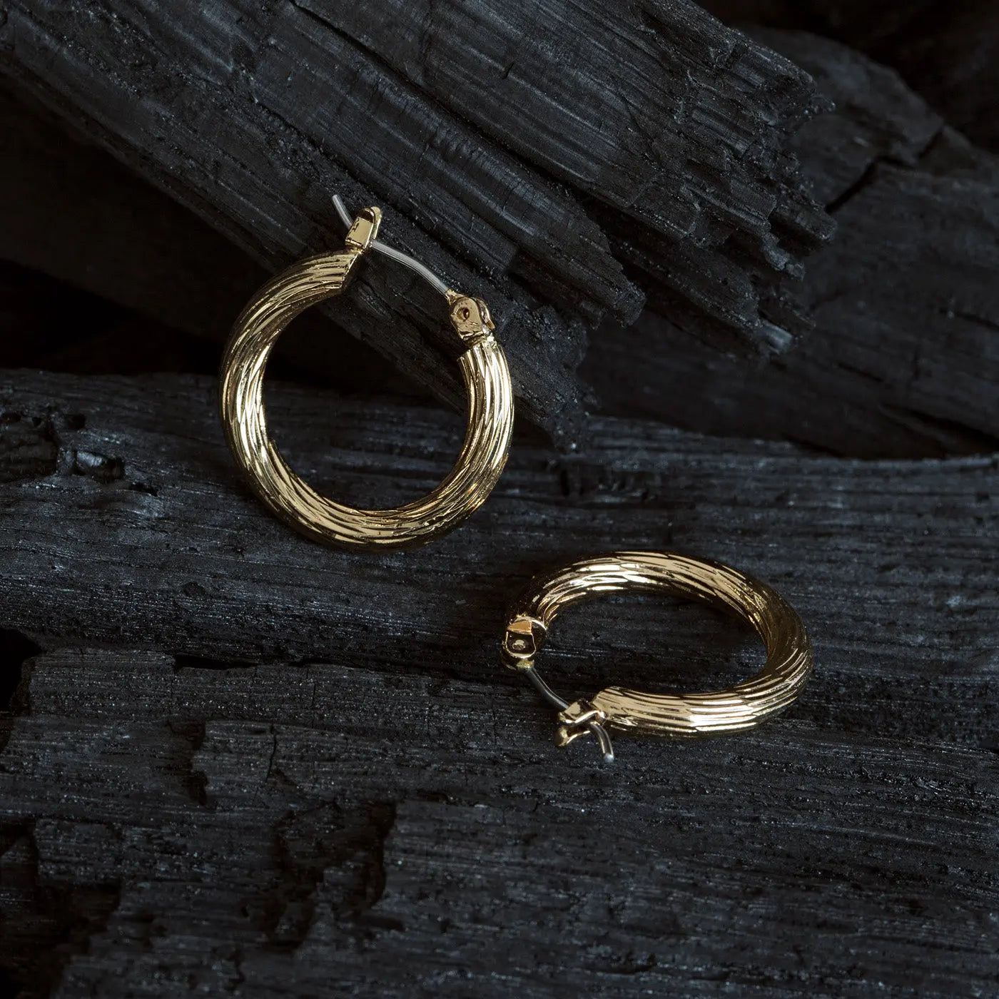 Petites boucles d'oreilles créoles tourbillonnantes