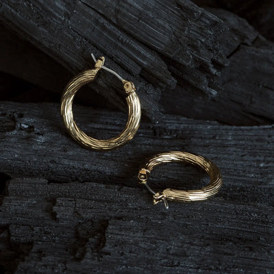Petites boucles d'oreilles créoles tourbillonnantes