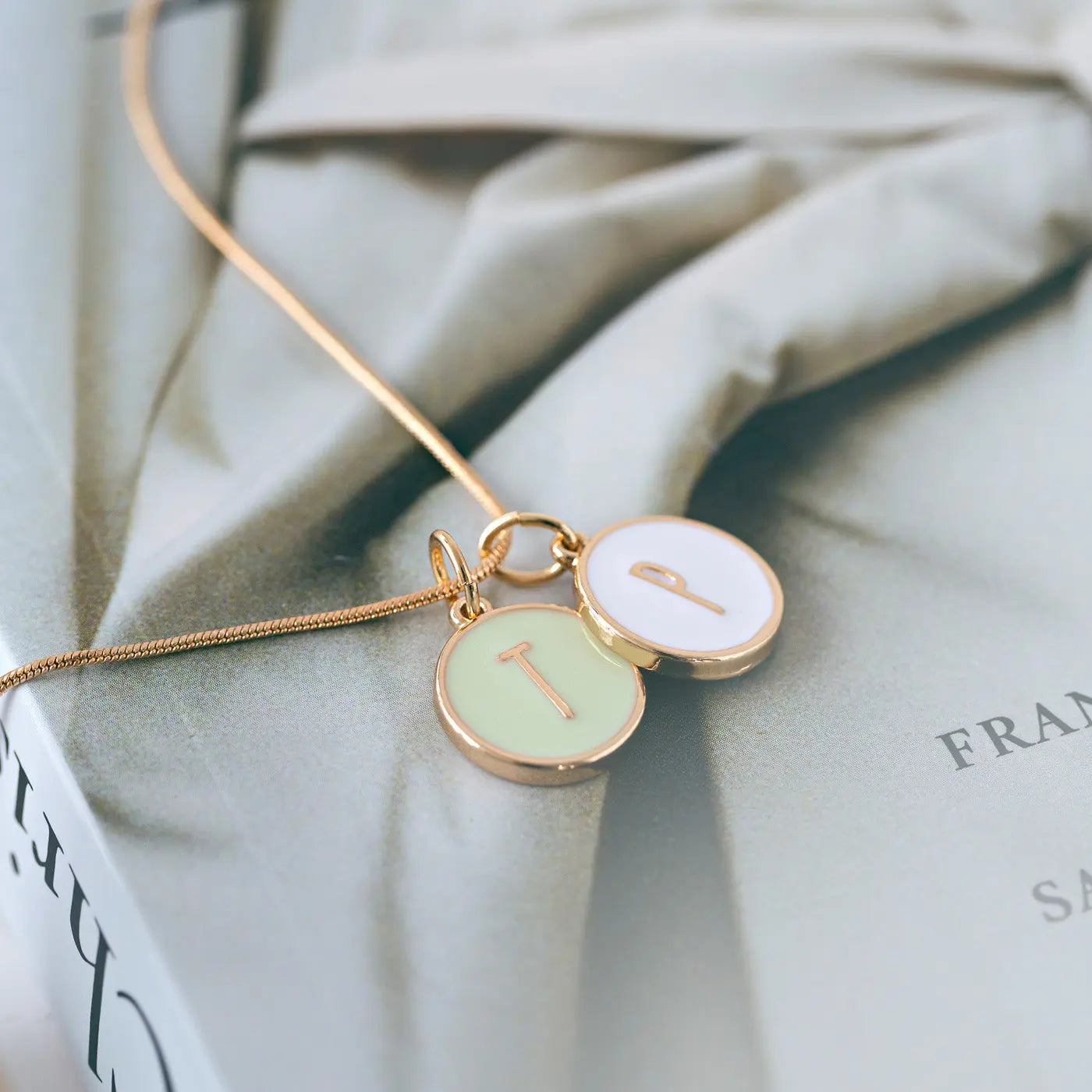 Lettre en collier chaîne serpent