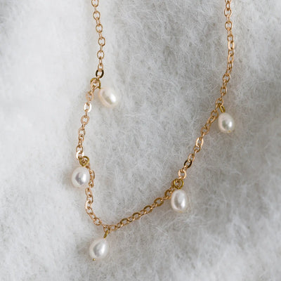 grand collier de perles blanches
