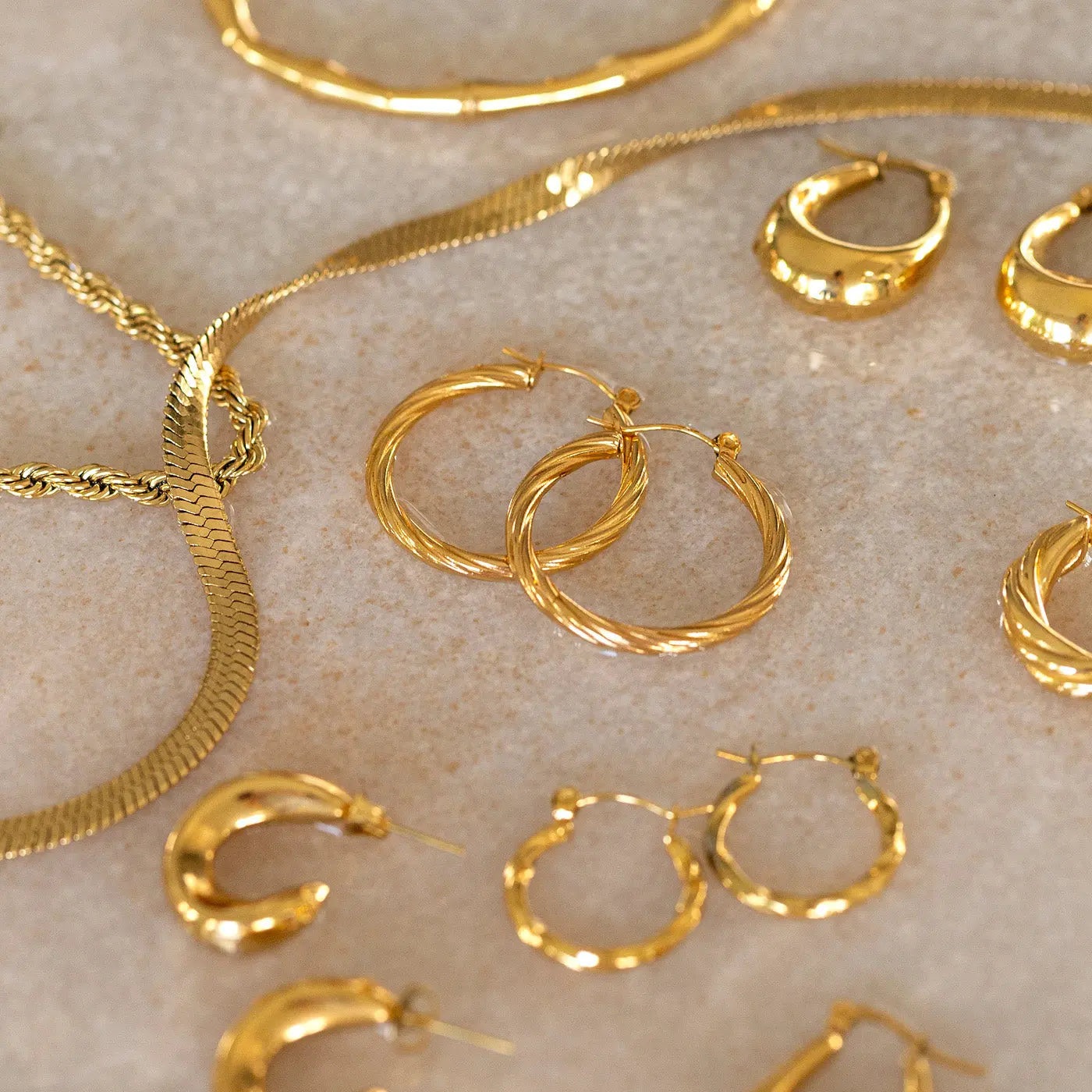 Boucles d'oreilles créoles fines tourbillonnantes