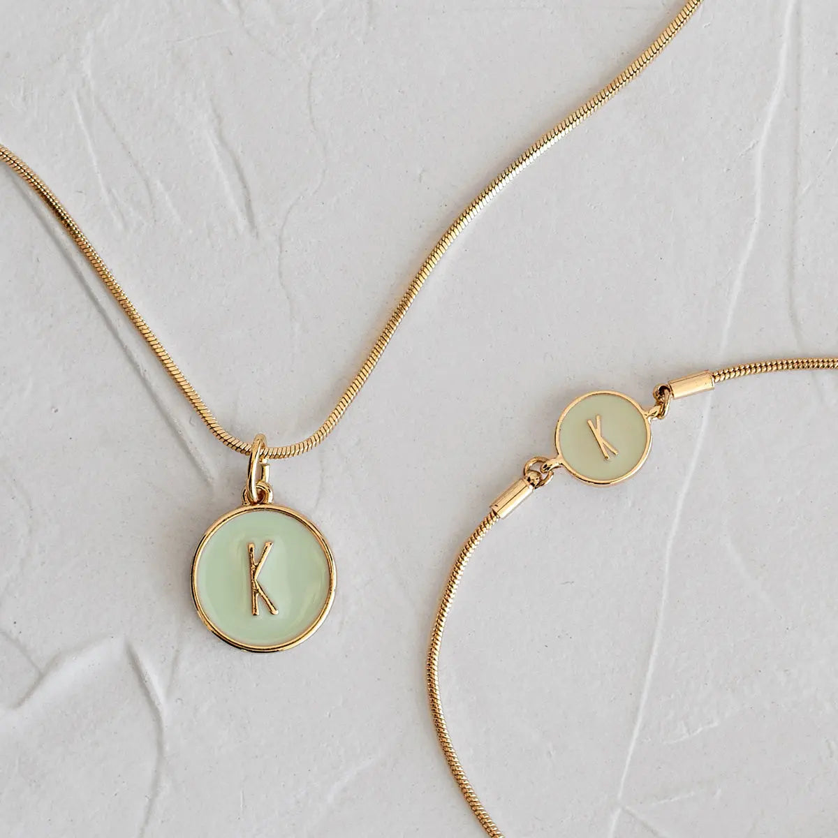 Ensemble collier et bracelet avec lettre en émail personnalisé