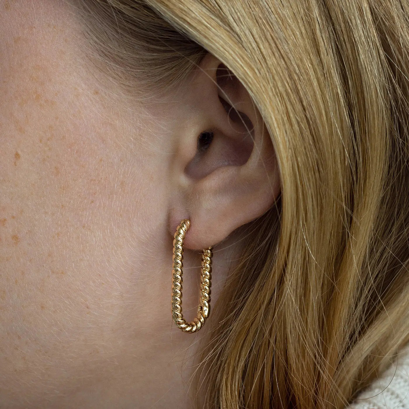 Oval Twisted Earring Hoop - Gold