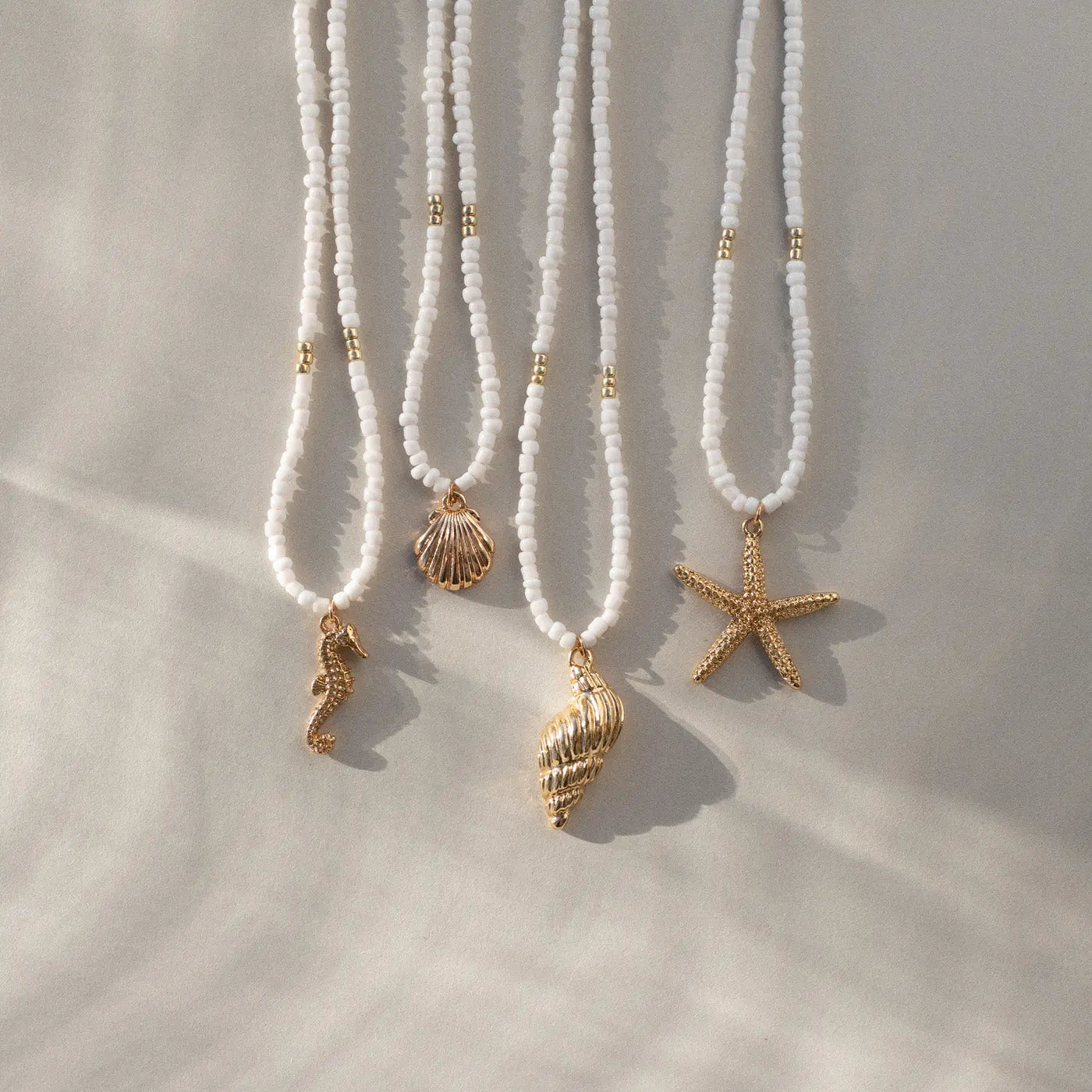 Ellie - Collier de perles blanches coquillage sirène