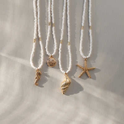 Ellie - Collier de perles blanches coquillage sirène
