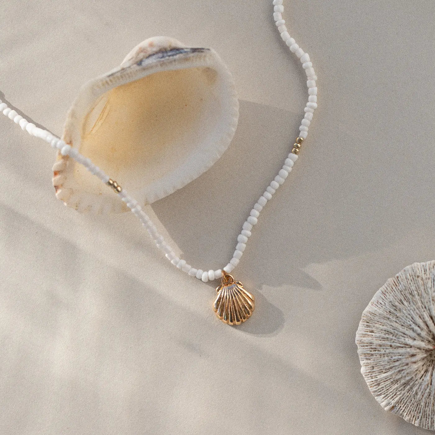 Ellie - Collier de perles blanches coquillage sirène