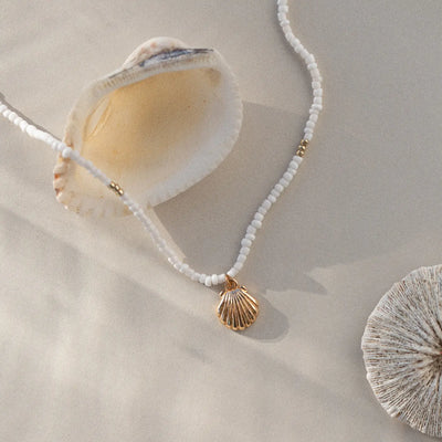 Ellie - Collier de perles blanches coquillage sirène
