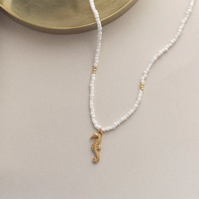 Ellie - Collier de perles blanches hippocampe