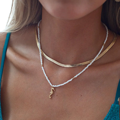 Ellie - Collier de perles blanches hippocampe