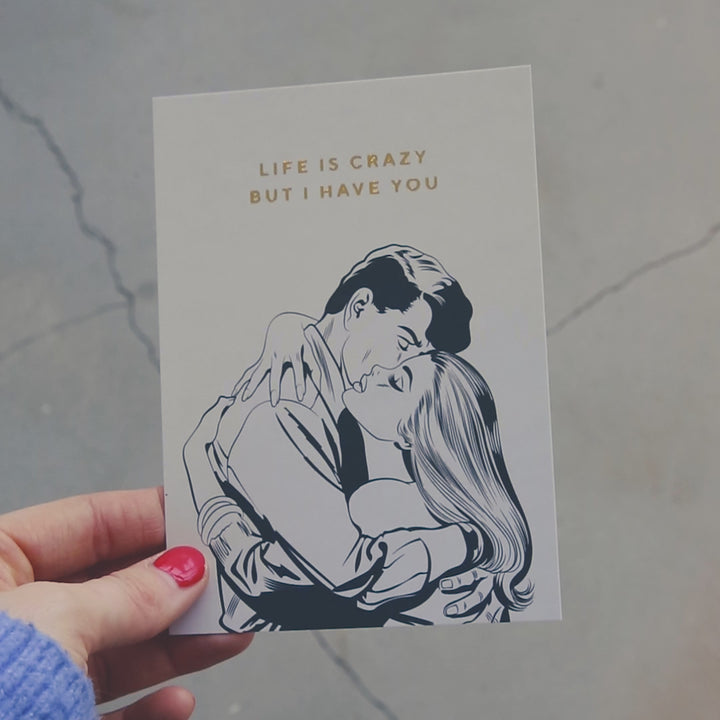 La vie est folle mais je t'ai une carte postale